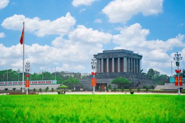 Hanoi, Vietnam 'daki Ba Dinh Meydanı' nın ortasındaki Ho Chi Minh Anıt Mezarı. Arka planda sinematik gökyüzü. Burası Asya 'nın popüler bir turizm beldesi. Seyahat konsepti.
