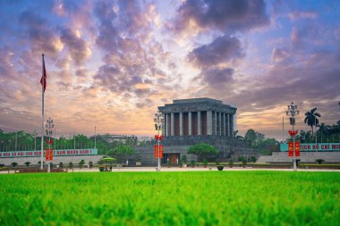 Hanoi, Vietnam 'daki Ba Dinh Meydanı' nın ortasındaki Ho Chi Minh Anıt Mezarı. Arka planda sinematik gökyüzü. Burası Asya 'nın popüler bir turizm beldesi. Seyahat konsepti.