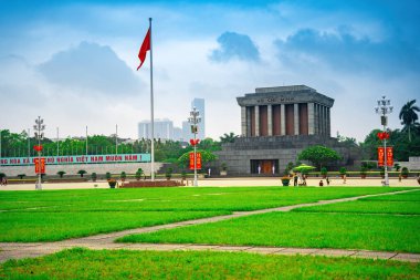 Hanoi, Vietnam 'daki Ba Dinh Meydanı' nın ortasındaki Ho Chi Minh Anıt Mezarı. Arka planda sinematik gökyüzü. Burası Asya 'nın popüler bir turizm beldesi. Seyahat konsepti.