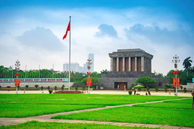 Hanoi, Vietnam 'daki Ba Dinh Meydanı' nın ortasındaki Ho Chi Minh Anıt Mezarı. Arka planda sinematik gökyüzü. Burası Asya 'nın popüler bir turizm beldesi. Seyahat konsepti.