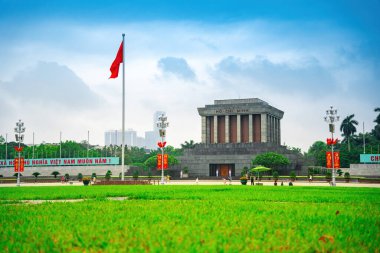 Hanoi, Vietnam 'daki Ba Dinh Meydanı' nın ortasındaki Ho Chi Minh Anıt Mezarı. Arka planda sinematik gökyüzü. Burası Asya 'nın popüler bir turizm beldesi. Seyahat konsepti.