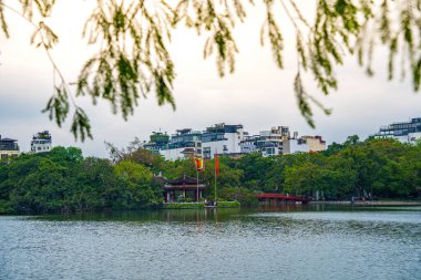 Ha Noi, VIETNAM - Mayıs 08 2023: Kızıl Köprü - Hoan Kiem Gölü 'ndeki Huc Köprüsü, Vietnam' ın başkenti Hanoi 'nin tarihi merkezinde yer alan bir göldür.