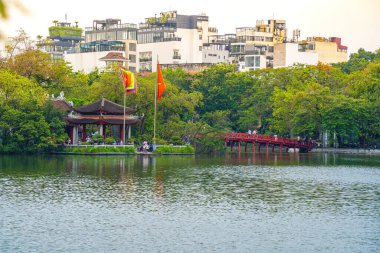 Ha Noi, VIETNAM - Mayıs 08 2023: Kızıl Köprü - Hoan Kiem Gölü 'ndeki Huc Köprüsü, Vietnam' ın başkenti Hanoi 'nin tarihi merkezinde yer alan bir göldür.