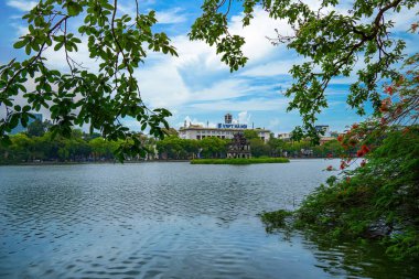 Hoan Kiem Gölü (Ho Guom) ya da Hanoi 'nin merkezinde açık gökyüzü ile Sword Gölü. Hoan Kiem Gölü Hanoi 'de ünlü bir turistik yerdir. Seyahat ve manzara konsepti. Seçici odak.