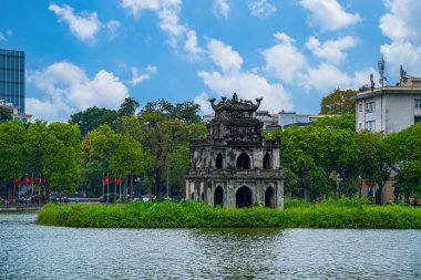 Hoan Kiem Gölü (Ho Guom) ya da Hanoi 'nin merkezinde açık gökyüzü ile Sword Gölü. Hoan Kiem Gölü Hanoi 'de ünlü bir turistik yerdir. Seyahat ve manzara konsepti. Seçici odak.