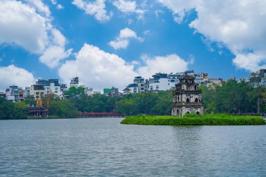 Hoan Kiem Gölü (Ho Guom) ya da Hanoi 'nin merkezinde açık gökyüzü ile Sword Gölü. Hoan Kiem Gölü Hanoi 'de ünlü bir turistik yerdir. Seyahat ve manzara konsepti. Seçici odak.