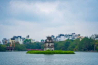 Bulanık arka plan Hoan Kiem Gölü (Ho Guom) ya da Sword Gölü sabah sisli havada Hanoi 'nin merkezinde. Hoan Kiem Gölü Hanoi 'de ünlü bir turistik yerdir. Seyahat ve manzara konsepti.