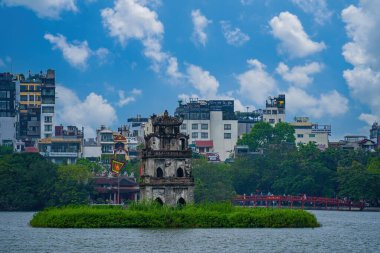 Hoan Kiem Gölü (Ho Guom) veya Hanoi ve Kızıl Köprü 'nün ortasında bulunan Sword Gölü veya Huc olarak da bilinir. Hoan Kiem Gölü Hanoi 'de ünlü bir turistik yerdir. Seyahat ve manzara konsepti.