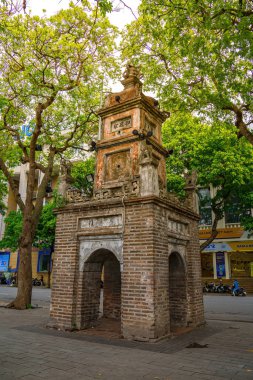 Hanoi, Vietnam - 08 Mayıs 2023 Hoan Kiem Gölü kıyısındaki Antik Hoa Phong Kulesi kalıntıları. Hoa Phong Kulesi, 19. bölgedeki ünlü Budist bölgesi Bao An Pagoda 'nın geriye kalan son kalıntısı..