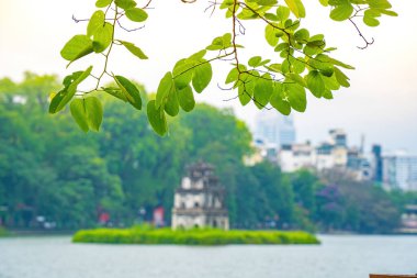 Bulanık arka plan Hoan Kiem Gölü (Ho Guom) ya da Sword Gölü sabah sisli havada Hanoi 'nin merkezinde. Hoan Kiem Gölü Hanoi 'de ünlü bir turistik yerdir. Seyahat ve manzara konsepti.