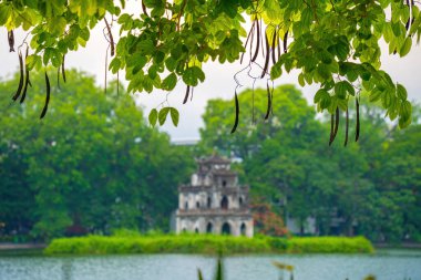 Bulanık arka plan Hoan Kiem Gölü (Ho Guom) ya da Sword Gölü sabah sisli havada Hanoi 'nin merkezinde. Hoan Kiem Gölü Hanoi 'de ünlü bir turistik yerdir. Seyahat ve manzara konsepti.