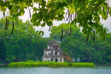 Bulanık arka plan Hoan Kiem Gölü (Ho Guom) ya da Sword Gölü sabah sisli havada Hanoi 'nin merkezinde. Hoan Kiem Gölü Hanoi 'de ünlü bir turistik yerdir. Seyahat ve manzara konsepti.