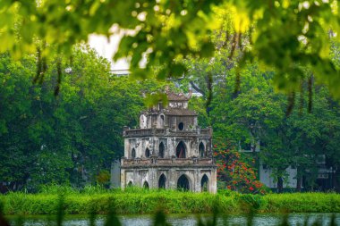 Hoan Kiem Gölü (Ho Guom) ya da Hanoi 'nin merkezinde açık gökyüzü ile Sword Gölü. Hoan Kiem Gölü Hanoi 'de ünlü bir turistik yerdir. Seyahat ve manzara konsepti. Seçici odak.