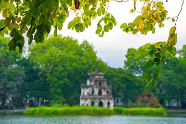Bulanık arka plan Hoan Kiem Gölü (Ho Guom) ya da Sword Gölü sabah sisli havada Hanoi 'nin merkezinde. Hoan Kiem Gölü Hanoi 'de ünlü bir turistik yerdir. Seyahat ve manzara konsepti.