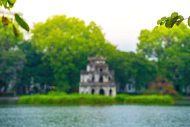 Bulanık arka plan Hoan Kiem Gölü (Ho Guom) ya da Sword Gölü sabah sisli havada Hanoi 'nin merkezinde. Hoan Kiem Gölü Hanoi 'de ünlü bir turistik yerdir. Seyahat ve manzara konsepti.