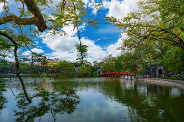 Kızıl Köprü - Hoan Kiem Gölü 'ndeki Huc Köprüsü, Vietnam' ın başkenti Hanoi 'nin tarihi merkezinde yer alan bir göldür.