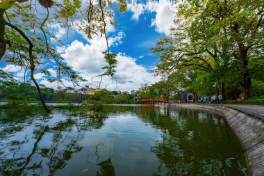Kızıl Köprü - Hoan Kiem Gölü 'ndeki Huc Köprüsü, Vietnam' ın başkenti Hanoi 'nin tarihi merkezinde yer alan bir göldür.