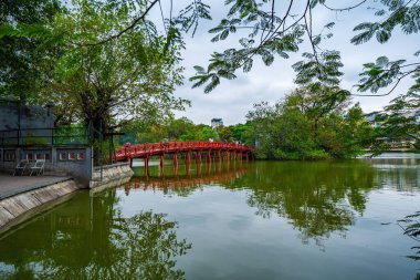 Ha Noi, VIETNAM - Mayıs 08 2023: Kızıl Köprü - Hoan Kiem Gölü 'ndeki Huc Köprüsü, Vietnam' ın başkenti Hanoi 'nin tarihi merkezinde yer alan bir göldür.