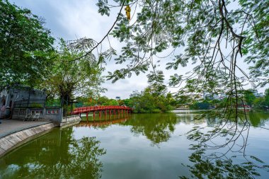 Ha Noi, VIETNAM - Mayıs 08 2023: Kızıl Köprü - Hoan Kiem Gölü 'ndeki Huc Köprüsü, Vietnam' ın başkenti Hanoi 'nin tarihi merkezinde yer alan bir göldür.
