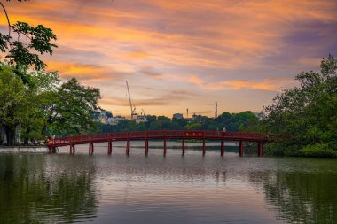 Ha Noi, VIETNAM - Mayıs 08 2023: Kızıl Köprü - Hoan Kiem Gölü 'ndeki Huc Köprüsü, Vietnam' ın başkenti Hanoi 'nin tarihi merkezinde yer alan bir göldür.