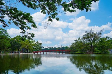 Ha Noi, VIETNAM - Mayıs 08 2023: Kızıl Köprü - Hoan Kiem Gölü 'ndeki Huc Köprüsü, Vietnam' ın başkenti Hanoi 'nin tarihi merkezinde yer alan bir göldür.