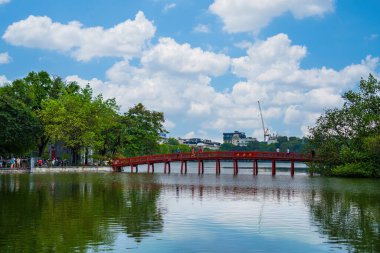 Ha Noi, VIETNAM - Mayıs 08 2023: Kızıl Köprü - Hoan Kiem Gölü 'ndeki Huc Köprüsü, Vietnam' ın başkenti Hanoi 'nin tarihi merkezinde yer alan bir göldür.