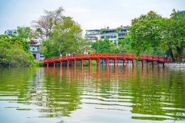Ha Noi, VIETNAM - Mayıs 08 2023 - Hoan Kiem Gölü 'ndeki Huc Köprüsü, Vietnam' ın başkenti Hanoi 'nin tarihi merkezinde bulunan Hoan Kiem Gölü üzerindeki güzel Phoenix-Çiçeği.