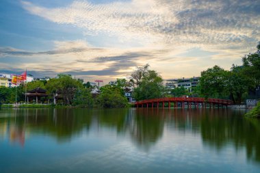 Ha Noi, VIETNAM - Mayıs 08 2023: Kızıl Köprü - Hoan Kiem Gölü 'ndeki Huc Köprüsü, Vietnam' ın başkenti Hanoi 'nin tarihi merkezinde yer alan bir göldür.