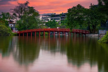 Ha Noi, VIETNAM - Mayıs 08 2023: Kızıl Köprü - Hoan Kiem Gölü 'ndeki Huc Köprüsü, Vietnam' ın başkenti Hanoi 'nin tarihi merkezinde yer alan bir göldür.