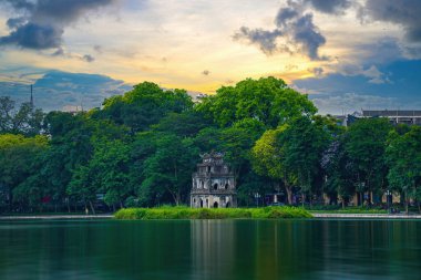 Hoan Kiem Gölü (Ho Guom) ya da Hanoi 'nin merkezinde bulunan Sword Gölü. Hoan Kiem Gölü Hanoi 'de ünlü bir turistik yerdir. Seyahat ve manzara konsepti. Seçici odak.