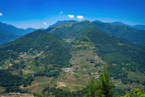 Thien Sinh Vadisi, Y Ty, Lao Cai, Vietnam 'daki pirinç teraslarının hava görüntüsü. Vietnam manzarası, Thien Sinh 'in pirinç tarlaları. Muhteşem pirinç tarlaları. Dikilmiş panorama çekimi