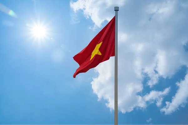 Drapeau Vietnam Sur Fond Bleu Ciel Avec Des Rayons Soleil — Photo