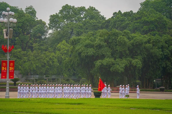 Ha Noi, VIETNAM - Mayıs 08 2023 The Ho Chi Minh Mausoleum Hanoi, Vietnam 'daki Ba Dinh Meydanı' nın merkezinde. Arka planda sinematik gökyüzü. Bayrak kaldırma etkinliği. Marş muhafızları