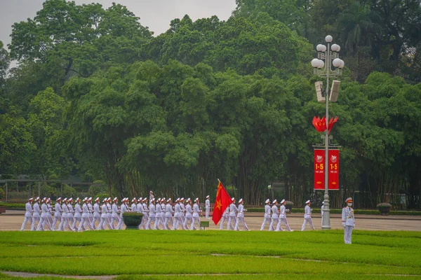 ハノイ ベトナム 2023年5月8日ベトナムのハノイにあるBa Dinh広場の中心部にあるホーチミン霊廟 映画の空を背景に 旗の掲揚イベント 行進警備員 — ストック写真