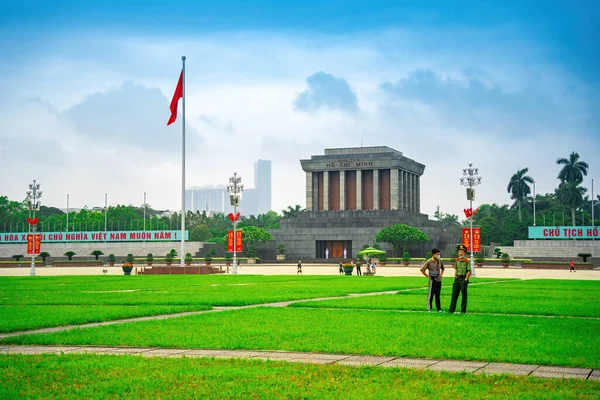 Hanoi, Vietnam 'daki Ba Dinh Meydanı' nın ortasındaki Ho Chi Minh Anıt Mezarı. Arka planda sinematik gökyüzü. Burası Asya 'nın popüler bir turizm beldesi. Seyahat konsepti.