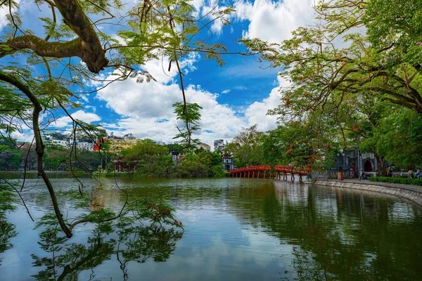 位于越南首都河内历史中心的胡安基姆湖的胡克桥 — 图库照片