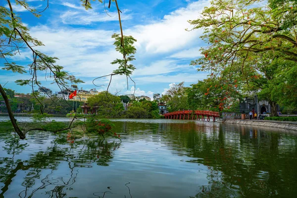Κόκκινη Γέφυρα Γέφυρα Huc Στο Hoan Kiem Lake Του Είναι — Φωτογραφία Αρχείου