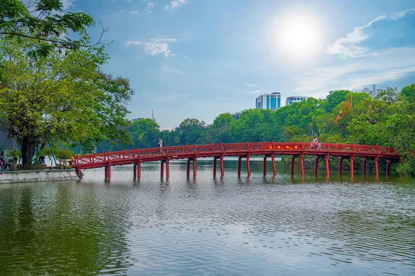 韩诺伊 越南首都河内的一座湖泊 位于越南首都河内的历史中心 是一座红桥 胡安基姆湖的枢纽桥 — 图库照片