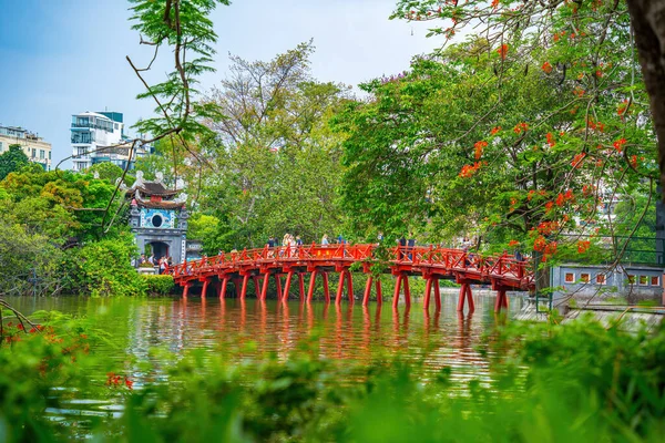 何诺依湖 越南首都河内历史中心的红桥 黄基江湖上的黄桥 是一个湖泊 黄基江上美丽的凤花 — 图库照片