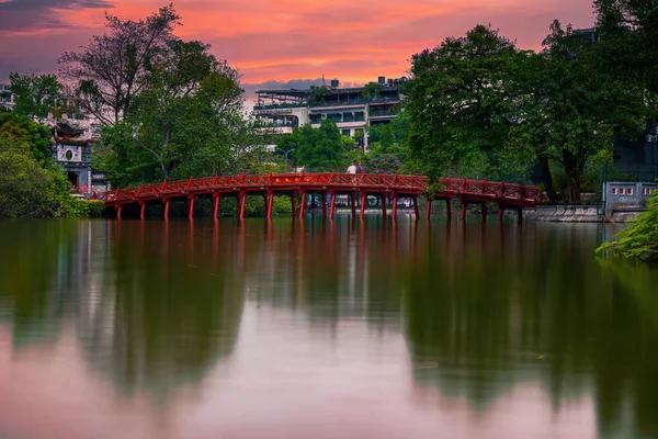 韩诺伊 越南首都河内的一座湖泊 位于越南首都河内的历史中心 是一座红桥 胡安基姆湖的枢纽桥 — 图库照片
