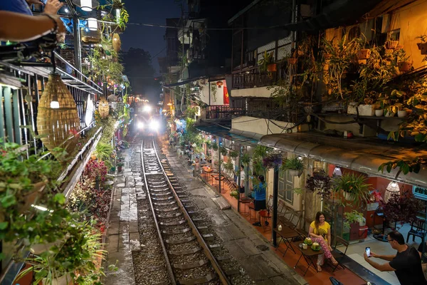 Hanoi, Vietnam - Mayıs 08 2023: Hanoi antik kasabasında demiryolu yakınında yaşayan insanların hayatı. Tren hattının yanındaki cadde Hanoi turistleri için ünlü bir yerdir.