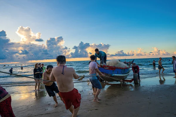 Vung Tau Vietnam May 2023 Fisherman Casting His Net Sunrise — Stock Photo, Image