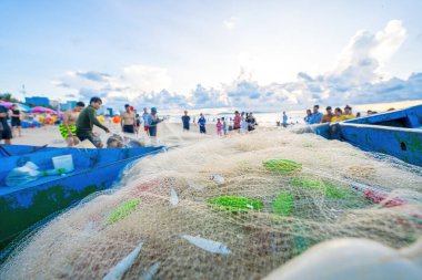 Balıkçı ağlarını gün doğumunda ya da günbatımında fırlatıyor. Geleneksel balıkçılar balık ağını hazırlıyor.