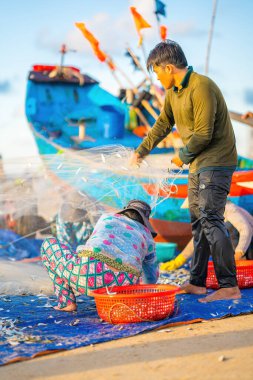 Balıkçı ağlarını gün doğumunda ya da günbatımında fırlatıyor. Geleneksel balıkçılar balık ağını hazırlıyor.