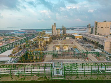 Petrol kimyasal işleme tesisi ve depolama tesislerinin hava görüntüsü. Petrokimya endüstrisi ya da petrol ve gaz rafinerisi imalatı.