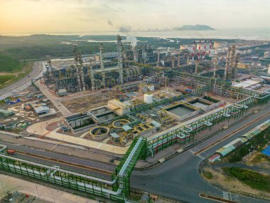 Petrol kimyasal işleme tesisi ve depolama tesislerinin hava görüntüsü. Petrokimya endüstrisi ya da petrol ve gaz rafinerisi imalatı.