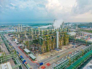 Petrol kimyasal işleme tesisi ve depolama tesislerinin hava görüntüsü. Petrokimya endüstrisi ya da petrol ve gaz rafinerisi imalatı.