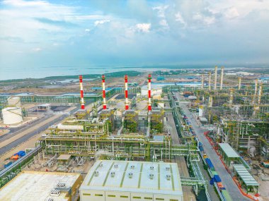 Petrol kimyasal işleme tesisi ve depolama tesislerinin hava görüntüsü. Petrokimya endüstrisi ya da petrol ve gaz rafinerisi imalatı.