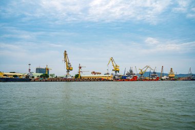 Konteynırları yüklemek için büyük bir vinç, burası Cai Mep Limanı ticaret endüstrisi için büyük liman, petrol çıkarma gemisi.