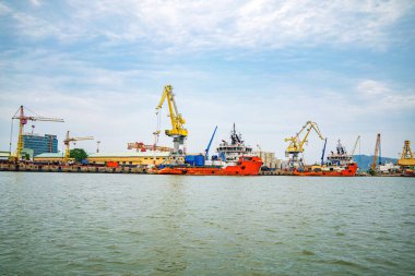 Konteynırları yüklemek için büyük bir vinç, burası Cai Mep Limanı ticaret endüstrisi için büyük liman, petrol çıkarma gemisi.